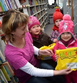 Bücher auf Tour: Die Kreis- und Fahrbibliothek Hainichen der Mittelsächsischen Kulturgesellschaft fährt mehr als 50 Haltepunkte rund um Mittweida an. 4500 Bücher, CDs, Spiele etc. sind an Bord. 800 Leser nutzen das Angebot. Über die Fernleihe können die Nutzer auf die Bestände der Bibliotheken in Sachsen zurückgreifen. Im Bild Mitarbeiterin Anja Wegner mit Leonie, Nina und Pia (v. l.) aus der Erlauer Kita "Waldhaus". (hh)   » www.fahrbibliothek.bbwork.de