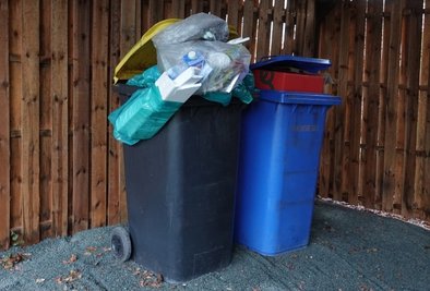 Eine gelbe Tonne für Verpackungsmüll, deren Deckel nicht mehr schließt: Dieses Bild gab es zuletzt an einigen Orten im Landkreis. 