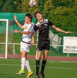 Stollbergs Til Fischer (rechts) und Zwickaus Kevin Oeser steigen zum Kopfball hoch. Im Hinspiel siegten die Westsachsen mit 4:2. 