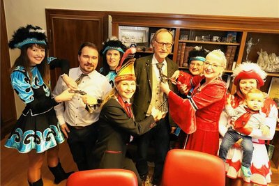 Bürgermeister Holger Reuter (M.) und Bürochef Philipp Preißler mussten im Rathaus ihre Krawatten opfern. 