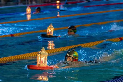 Sie ist alljährlich der Höhepunkt des Nikolausschwimmens: Die Kerzenstaffel.