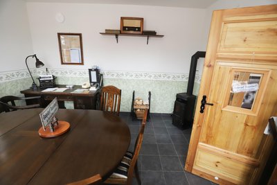 Das frühere Zimmer für den Fahrkartenverkauf ist schmuck hergerichtet worden.