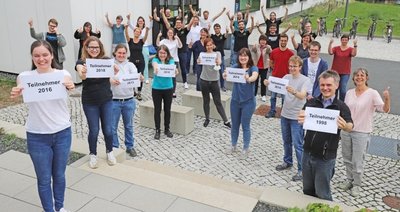 Gemeinsam mit ehemaligen Schülerkolleg-Absolventen freuen sich die Mitarbeiter der Fakultät für Chemie und Physik an der TU Bergakademie Freiberg auf die kommenden Jahrgänge. 