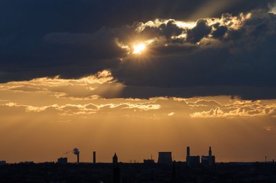 Die Sonne bricht über Berlin durch die Wolken.