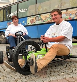 Spiele an Bord: Das Mobil Freizeit-Franz steht montags bis donnerstags, 14 bis 19 Uhr, auf festen Stellplätzen im Raum Mittweida. Das sind jährlich 165 Einsätze, sagt Hubert Lindner. Er ist Chef des Vereins "Erucula", der das Mobil betreibt. Zudem buchen jährlich bis zu 55 Vereine, Betriebe und Privatleute das Gefährt. Auf dem Foto probieren Petra Frevert und David Fritsche die Tretautos aus. Ein Einsatz kostet ab 150 Euro. Auskünfte: Ruf 03727 6295018. (hh) 