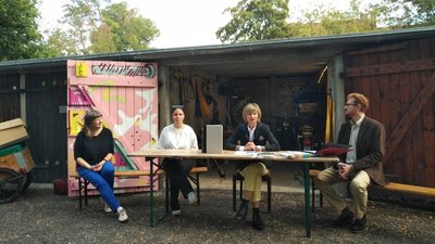Cornelia Ahnert (Buchbinderin), Ulrike Schell (Gestalterin), Oberbürgermeisterin Barbara Ludwig und Chef der Bewerbung, Ferenc Csak präsentieren das Bid Book. (v.l.)