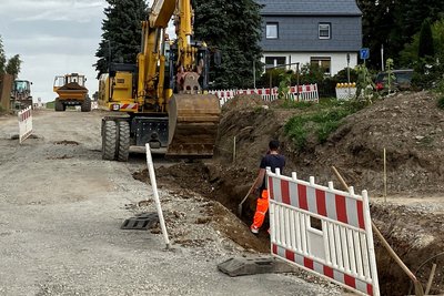 Baustand auf einem Abschnitt der Erlaer Straße in Breitenbrunn. Unbelehrbare fahren hier noch immer durch.
