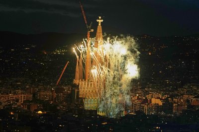Die Basilika der Sagrada Família in Barcelona ist von Feuerwerkslichtern umgeben, nachdem Papst Leo XIV. den Jesus-Turm gesegnet hat. 