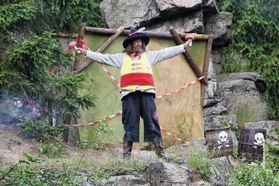 Die Räuberhöhle von Hotzenplotz befindet sich in der Inszenierung auf einem Felsen.