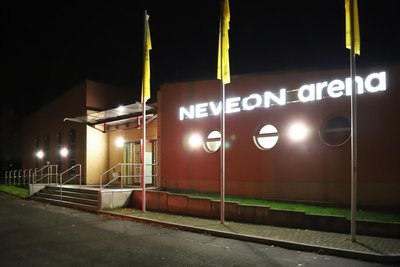 Neveon ist einer der größten Arbeitgeber in Burkhardtsdorf. Im Ort trägt die Arena sogar den Konzernnamen.