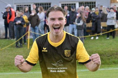 Was für ein Jubel: Fynn Riedel hat mit seinem Führungstreffer für den SV Planitz am Dienstagabend den Profis des FSV Zwickau die Show gestohlen.