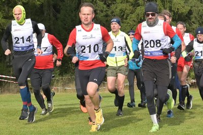 Trotz gefühlt winterlicher Temperaturen gingen beim Herbstcross in Grünbach wieder über 100 Athleten an den Start. Hier starten sie teilweise in kurzer Sportkleidung über die zehn Kilometer.