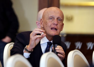 FIFA-Schiedsrichterchef Pierluigi Collina freut sich über die Neuerungen. (Archivbild)