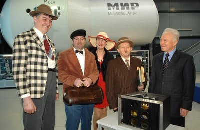 
              <p class="artikelinhalt">Szenen für einen Kurzfilm mit der Würchwitzer Olsenbande sind gestern in der Raumfahrtausstellung in Morgenröthe-Rautenkranz gedreht worden. Im Foto von links: Benny (Hubertus Triebe), Kjeld (Andreas Schaller), Yvonne (Steffi Pöschel), Egon Olsen (Friedrich Karl Steinbach) und Sigmund Jähn. </p>
            