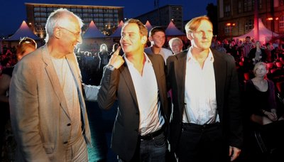 
              <p class="artikelinhalt">Umjubelter Star bei den "Filmnächten auf dem Theaterplatz": Schauspieler Moritz Bleibtreu (Mitte), der unter anderem mit Produzent Josef Aichholzer (links) und Schauspielkollege Georg Friedrich (rechts) zur Premiere von "Mein bester Feind" gekommen war.</p>
            
