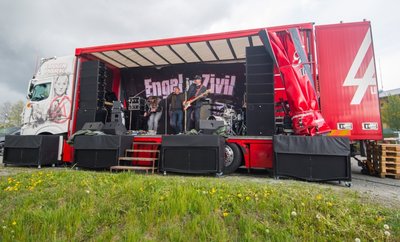 Ein Lkw als Bühne: Die Band Engel in Zivil und DJ Engel B. gaben in Annaberg-Buchholz am Freitag ein ungewöhnliches Konzert. 