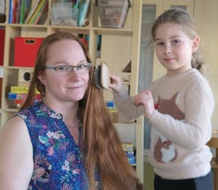 Die sechsjährige Lia spielt gerne Friseur, vor allem bei ihrer Mama Manuela Müller. Die will nun für einen guten Zweck ihre lange Haar abschneiden lassen, nicht zum ersten Mal. 