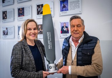 Yvonne Buchheim von der C³ Chemnitzer Veranstaltungszentren GmbH  überreicht Roland Kaiser kurz vor seinem Auftritt am Samstag den Sold Out Award der Messe Chemnitz. Mit dem Award und einer Ehrentafel an der Wall of Fame im Foyer der Messehalle würdigt die C³ Künstler, deren Konzerte und Shows in der Messe Chemnitz ausverkauft sind. Es ist der erste Award des Jahres. 