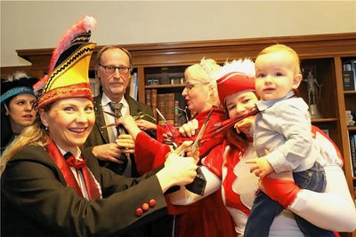 Neben Bürgermeister Holger Reuter musste auch der kleine Oskar seine Krawatte zerschnippeln lassen. 