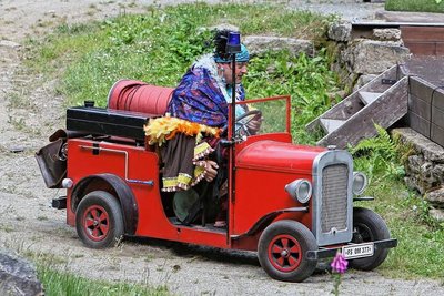 Udo Prucha düst als Frau Schlotterbeck mit einem Feuerwehrauto über die Greifensteine.