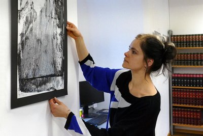 Die Künstlerin Sara M.T. Richter-Höhlich bei der Vorbereitung ihrer Ausstellung in der Zschopauer Bibliothek.