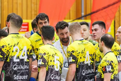 Oberlosaas Trainer Ladislav Brykner (Mitte) nimmt seine Mannschaft in die Pflicht. Will man in der 3. Liga bleiben, müssen endlich Punkte her.
