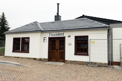Das ehemalige Wartehäuschen des Bahnhofs Naundorf ist jetzt das neue Vereinshaus.