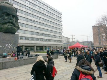 Kundgebung des Bündnisses Chemnitz Nazifrei vor dem Marx-Monument.