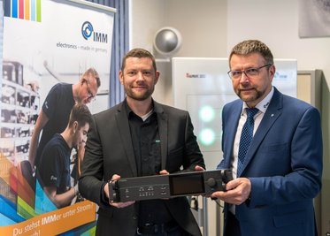 IMM-Chef Detlev Müller (re.) und Jan Ehrlich vom IMM-Kunden Direct-Out GmbH präsentierten am Montag ein neues Produkt aus dem Bereich Tontechnik. Der Audio Wandler der sogenannten Prodigy-Reihe kommt Mitte des Jahres auf dem Markt, wird von IMM gebaut und von Direct-Out zum Beispiel an Musikgruppen, Opernhäuser oder Radiosender vertrieben.