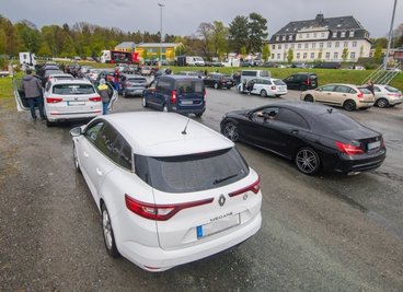 Vom Auto aus konnten die Besucher auf dem Kätplatz das Konzert verfolgen, mit etwa 100 Fahrzeugen war es komplett ausverkauft. 