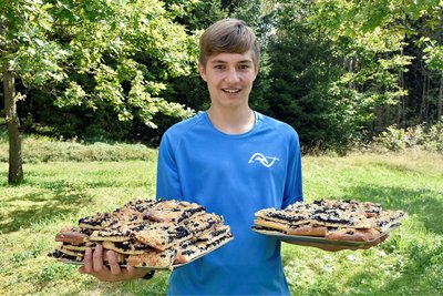Alexander Lube servierte beim Schwarzbeerfest 2022 leckere Kuchen. Die 19. Auflage wird am Samstag ab 14 Uhr an der Jugendherberge auf dem Aschberg in Klingenthal gefeiert.