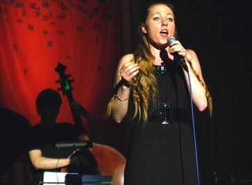 
              <p class="artikelinhalt">Zum Landeswettbewerb von "Jugend musiziert" in Annaberg-Buchholz gehören auch zwei Konzerte. Das erste gestalteten Teilnehmer in der Kategorie "Jugend jazzt" am Samstag im Haus des Gastes "Erzhammer". Dort trat auch Eva-Maria Brendel auf. Das zweite - das Abschlusskonzert - beginnt am 16. März, 19 Uhr im Eduard-von-Winterstein-Theater. </p>
            
