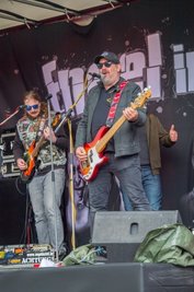 Die Band Engel in Zivil spielte in der Stadt ab dem Nachmittag.