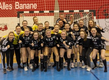 Die Freude über den zweiten Saisonsieg in der 1. Bundesliga stand den Handballerinnen des BSV Sachsen Zwickau am Mittwochabend ins Gesicht geschrieben. Für Physiotherapeut Danilo Menge (hinten auf den Schultern von Teamkoordinator Lars Radecker) waren die zwei Punkte ein tolles Abschiedsgeschenk. Der 41-Jährige beendet aufgrund einer beruflichen Veränderung seine Tätigkeit beim Verein. "Es waren drei sehr schöne Jahre", sagte er. 