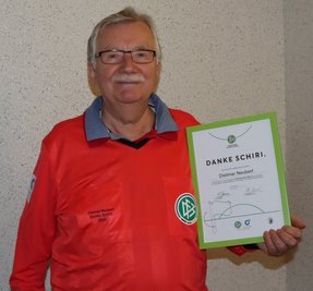 "Danke Schiri": Im Rahmen der gleichnamigen Veranstaltung des DFB wurde Dietmar Neubert für seine langjährige Tätigkeit im Fußball geehrt. Seit 2011 ist der gebürtige Chemnitzer beim FSV Zwickau aktiv. 