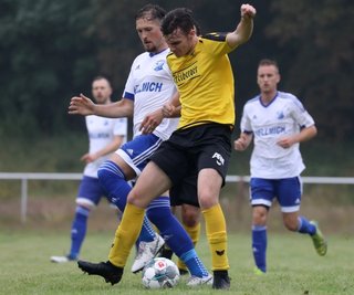 Die Spieler des VfB Empor Glauchau - hier in den weißen Trikots mit Colin Ullmann im Zweikampf beim Test gegen Freiberg - wollen in der Landesliga kompakt verteidigen und für die Gegner "eklig" sein. 