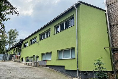 Mit Hilfe einer 90-prozentigen Förderung hat das Hundehaus eine Wärmedämmung und eine frisch gestrichene Fassade erhalten.