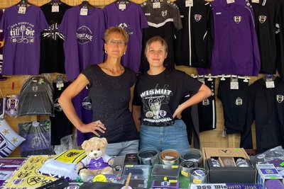 Jana Kaube (links) und Lara Schumann im Verkaufsstand vor dem Stadion. Sie freuen sich auf die Ostderbys.