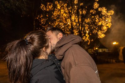 Ein Kuss unterm Feuerwerk mit guten Gedanken: Solche emotionalen Momente erlebte die Göltzschtal-Silvesterparty auf der Schlossinsel Rodewisch. Mehr menschliches Miteinander, mehr Zeit für Familie, wünschen sich Gäste für 2025.
