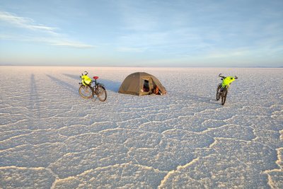 Kerstin und Frank Schuldes schlugen ihr Zelt in Bolivien auf dem Salar de Uyuni auf, dem größten Salzsee der Welt.
