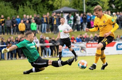 Erfüllte sich wie seine Vereinskollegen einen Traum: Der Zuger Schlussmann Robin Fritzsche und sein Team durften gegen die Profis von Dynamo Dresden ran. Hier klärt Fritzsche vor dem heranstürmenden SGD-Akteur Christoph Daferner, der wenig später zum 1. FC Nürnberg wechselte.