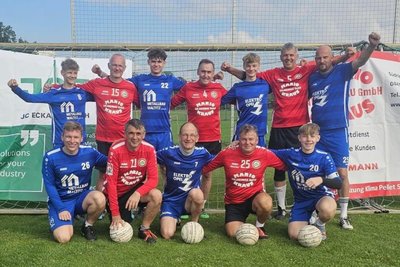 Die Faustballer der SSV Blau-Weiß Gersdorf (blaue Trikots, mit Abteilungsleiter Mike Braune hinten rechts) und des MSV Buna Schkopau II feiern den gemeinsamen Aufstieg in die Landesliga.