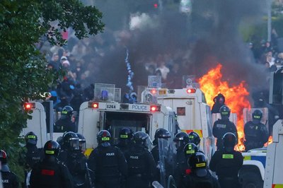 Die Polizei versucht, Demonstranten in der Nähe von Newtownabbey in Belfast zu vertreiben.