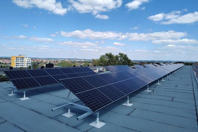 Die Photovoltaikanlage auf dem Dach des Wohnblocks Mendelejewstraße 38 bis 48 in Freiberg kann rund 60.000 Kilowattstunden Sonnenstrom pro Jahr ernten.