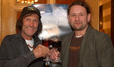 
              <p class="artikelinhalt">Extrembergsteiger Hans Kammerlander (rechts) und Veranstalter Thomas Kropff stoßen auf einen gelungenen Abend im Reichenbacher Neuberinhaus an. 350 Gäste hörten den Vortrag des Abenteurers. </p>
            