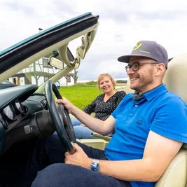 Organisator Christoph Wagner im BMW Z1