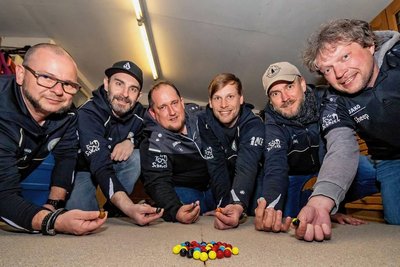 Die sechs Männer des 1. Murmelclub Erzgebirge am Spielfeld, einer kreisrunden Betonplatte, auf der das Englische Ringspiel ausgetragen wird. Im Bild: Danny Vogel, Sebastian Mehnert, Frederik Ranck, Phil Schäfer, Chris Pampel und Jens Wohlgemuth (v. l. n. r.). 