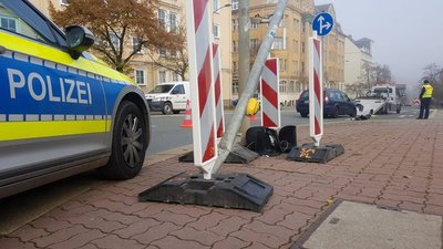 Ein Ford Mondeo ist in Plauen am Dienstagvormittag gegen 9.30 Uhr gegen eine Ampelanlage an der Kreuzung Friedensstraße/Neundorferstraße geprallt. 