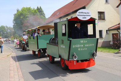 Auch die Eisenbahngeschichte durfte im Dittmannsdorfer Festumzug nicht fehlen.