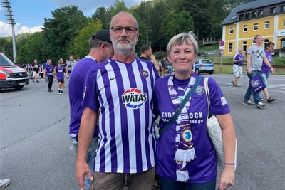 Mario Nubis (59) und Kerstin Schlossareck (56) Grünhain sind glücklich nach dem Sieg der Veilchen.